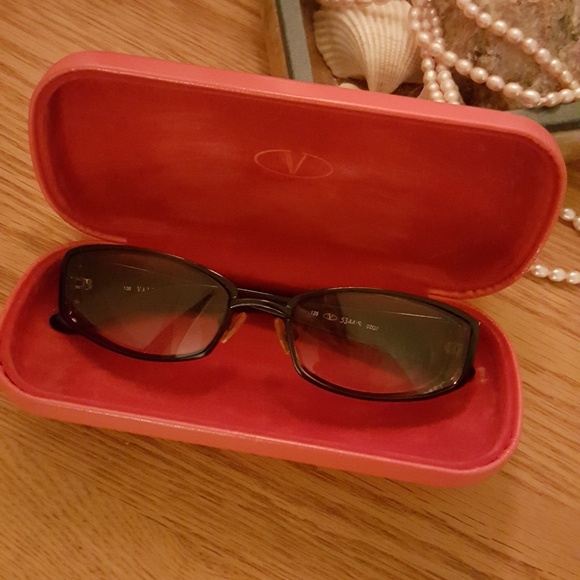 🌸AUTHENTIC VALENTINO SUNGLASSES. - Picture 4 of 7